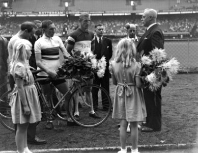 Wielren- en athletiekwedstrijden te Rotterdam Huldiging Schulte-Schotte, Bestanddeelnr 902-9972
