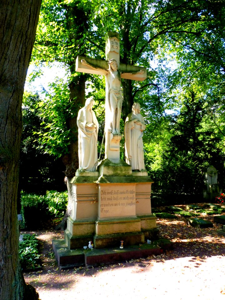 Wiedenbrück - Kreuzigungsgruppe auf dem Kommunalfriedhof