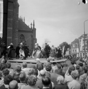 West Friese Folkloredag in Schagen, op het Kerkplein werd gedanst, Bestanddeelnr 916-6105