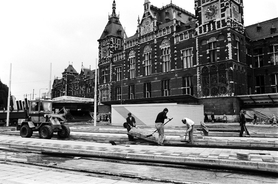 Werkzaamheden bij Centraal Station , Amsterdam aanleg tramhaltes, Bestanddeelnr 930-9079