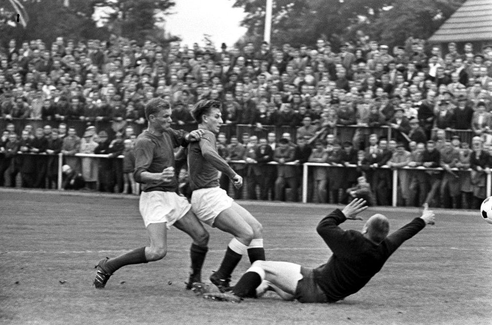 West Duitsland tegen Nederland (jeugd) te Emmerik, Hans Venneker in duel met kee, Bestanddeelnr 917-8502