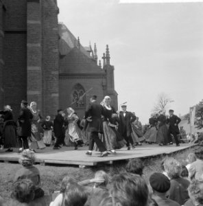 West Friese Folkloredag in Schagen, op het Kerkplein werd gedanst, Bestanddeelnr 916-6106