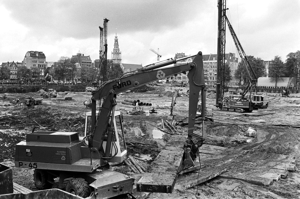 Werkzaamheden bij de bouw van de Stopera op het Waterlooplein in Amsterdam, Bestanddeelnr 932-3640