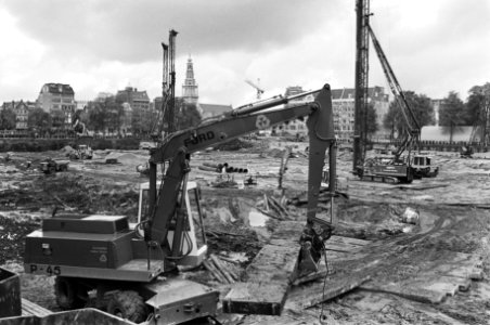 Werkzaamheden bij de bouw van de Stopera op het Waterlooplein in Amsterdam, Bestanddeelnr 932-3640