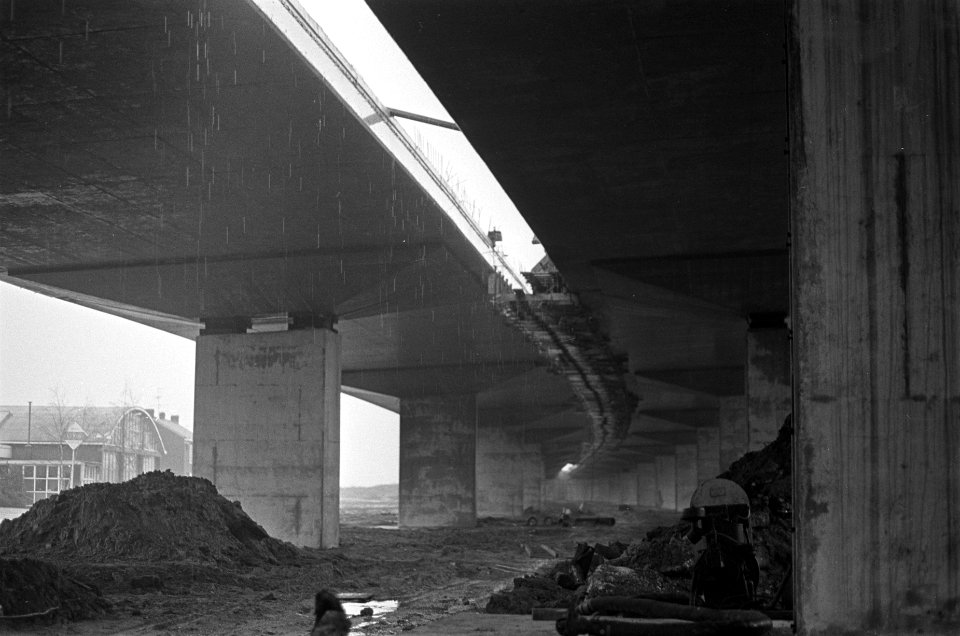 Werkzaamheden Koger-viaduct, gezien vanaf zuidkant van de Zaan. Enorme beton opr, Bestanddeelnr 920-8869