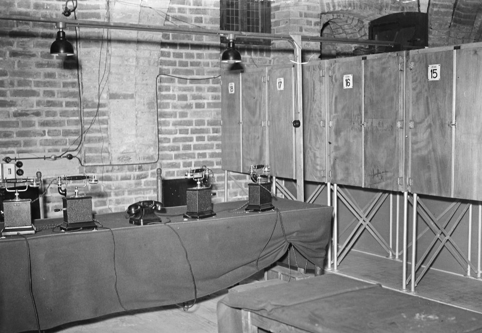 Werkzaamheden in Ridderzaal, telefooncellen in kelder, Bestanddeelnr 903-5405
