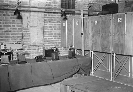 Werkzaamheden in Ridderzaal, telefooncellen in kelder, Bestanddeelnr 903-5405