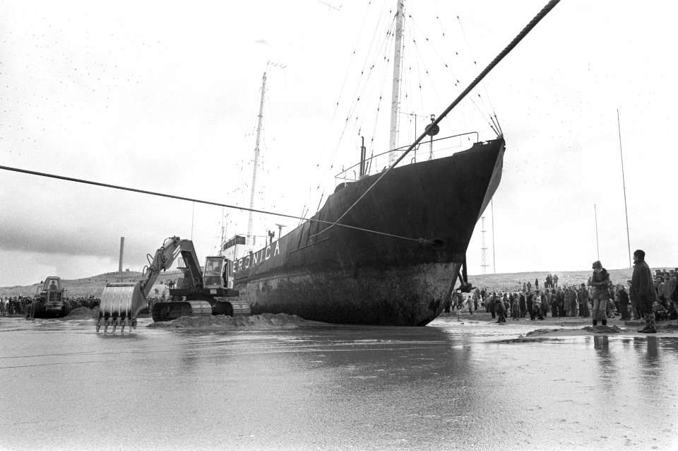 Werkzaamheden bij gestrande radio-zendschip Veronica op strand bij Scheveningen, Bestanddeelnr 926-3263