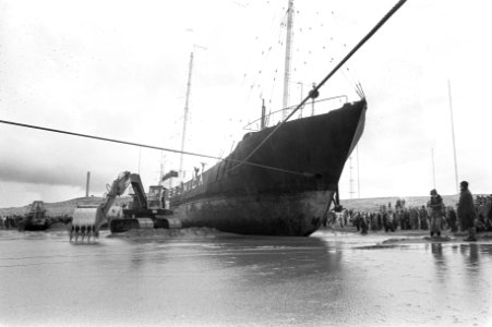 Werkzaamheden bij gestrande radio-zendschip Veronica op strand bij Scheveningen, Bestanddeelnr 926-3263