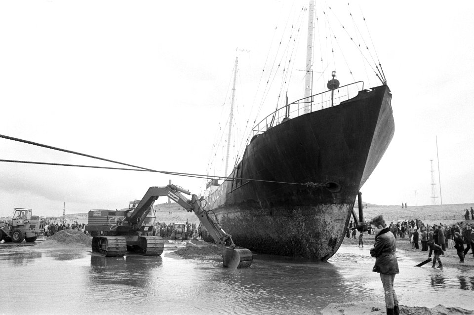 Werkzaamheden bij gestrande radio-zendschip Veronica op strand bij Scheveningen, Bestanddeelnr 926-3261