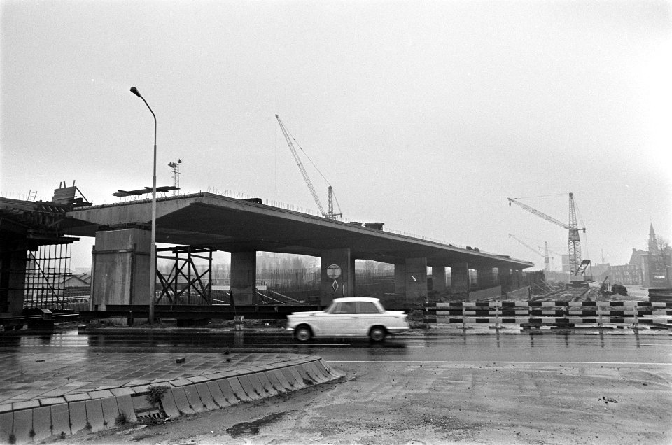 Werkzaamheden Koger-viaduct, gezien vanaf zuidkant van de Zaan. Enorme beton opr, Bestanddeelnr 920-8870