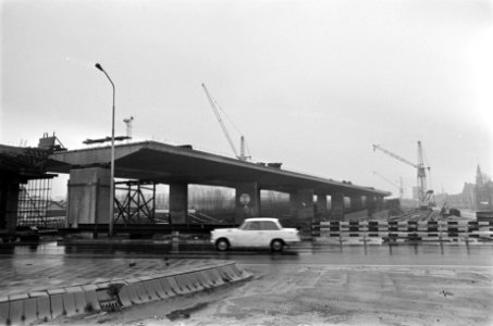 Werkzaamheden Koger-viaduct, gezien vanaf zuidkant van de Zaan. Enorme beton opr, Bestanddeelnr 920-8870