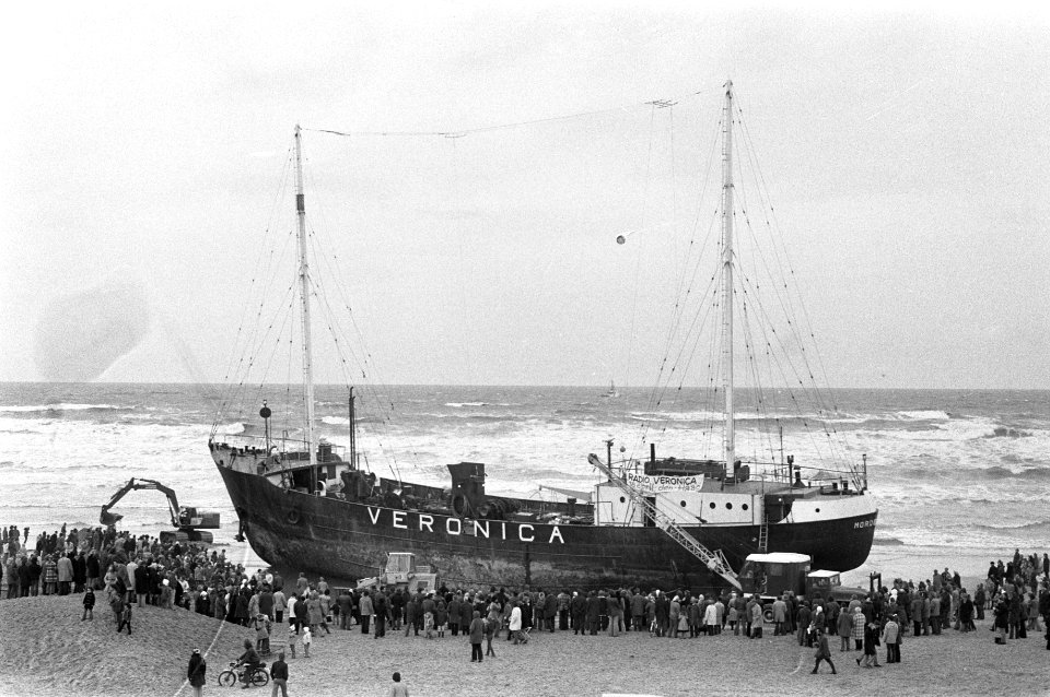 Werkzaamheden bij gestrande radio-zendschip Veronica op strand bij Scheveningen, Bestanddeelnr 926-3262