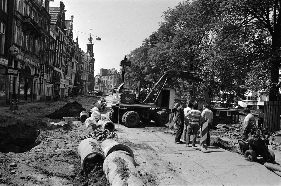 Werkzaamheden aan wegdek op de Amstel om tweerichtingsverkeer te krijgen, op de , Bestanddeelnr 933-3437