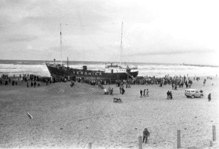Werkzaamheden bij gestrande radio-zendschip Veronica op strand bij Scheveningen, Bestanddeelnr 926-3264