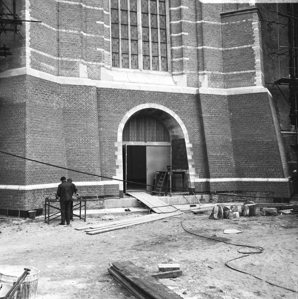 Werkzaamheden bij de entree van de kerk, Bestanddeelnr 919-5929