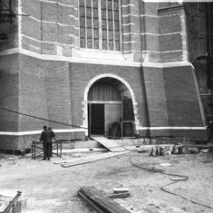 Werkzaamheden bij de entree van de kerk, Bestanddeelnr 919-5929