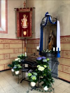 Wernborn, St. Pankratius, Heiligenfigur und Fahne