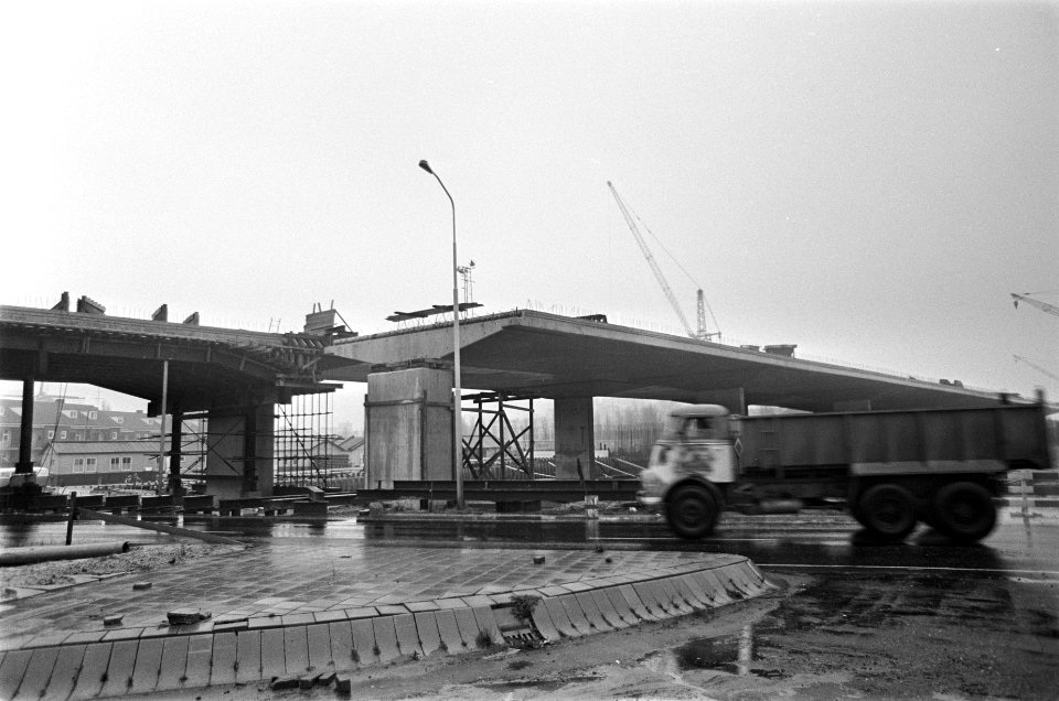 Werkzaamheden Koger-viaduct, gezien vanaf zuidkant van de Zaan. Enorme beton opr, Bestanddeelnr 920-8871