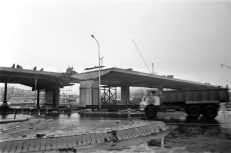 Werkzaamheden Koger-viaduct, gezien vanaf zuidkant van de Zaan. Enorme beton opr, Bestanddeelnr 920-8871