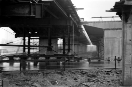 Werkzaamheden Koger-viaduct, gezien vanaf zuidkant van de Zaan. Enorme beton opr, Bestanddeelnr 920-8872