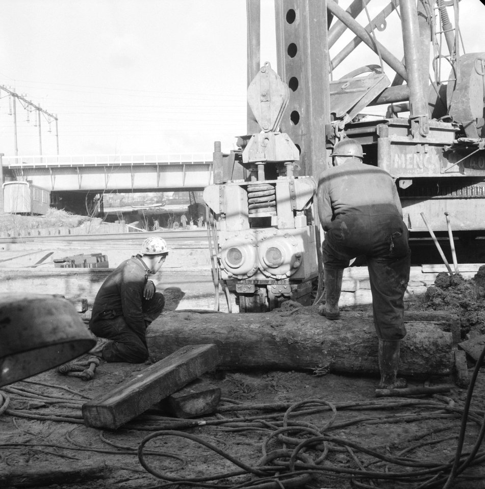 Werkzaamheden aan IJ-tunnel. Machine drilt palen in de grond, Bestanddeelnr 913-4592
