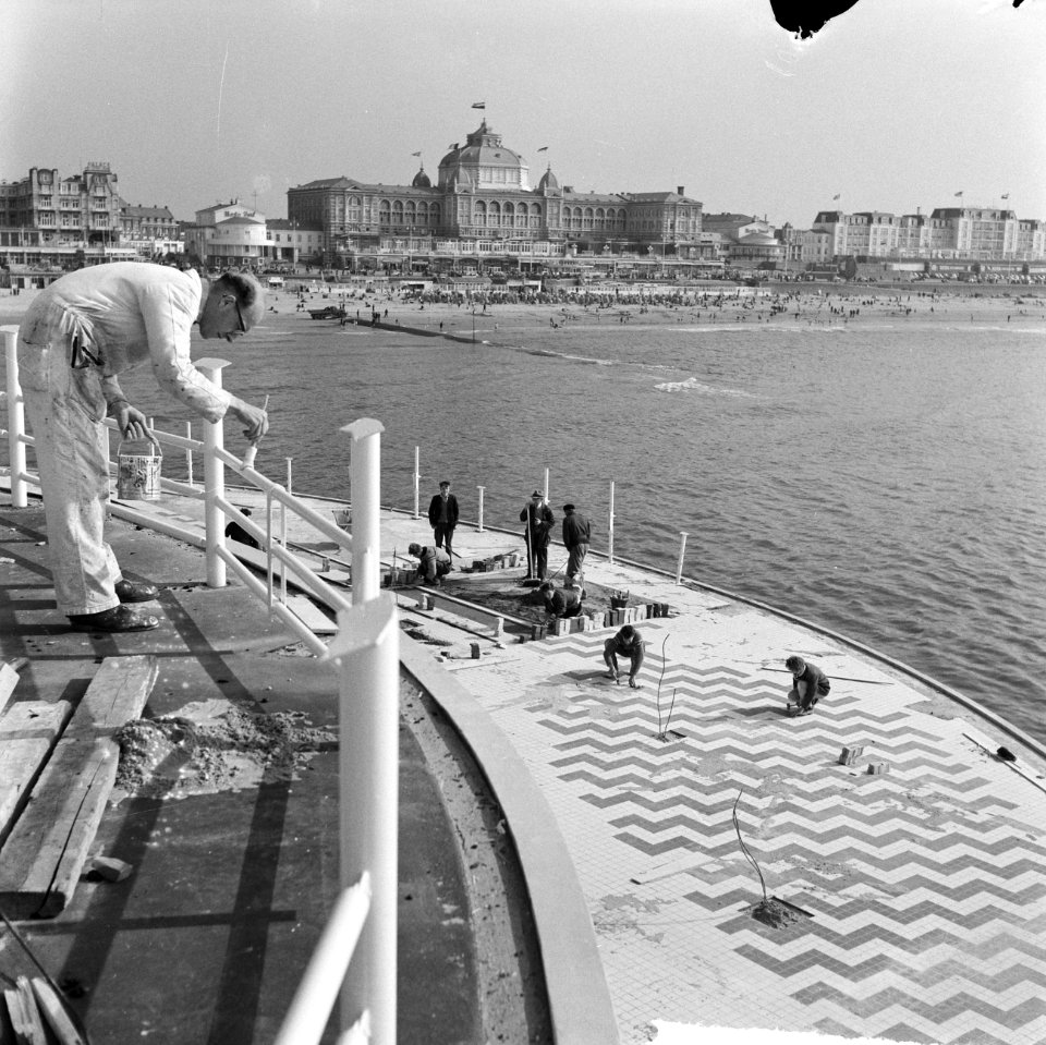 Werkzaamheden pier te Scheveningen Schilderen van restaurant en wegen betegelen, Bestanddeelnr 912-3421