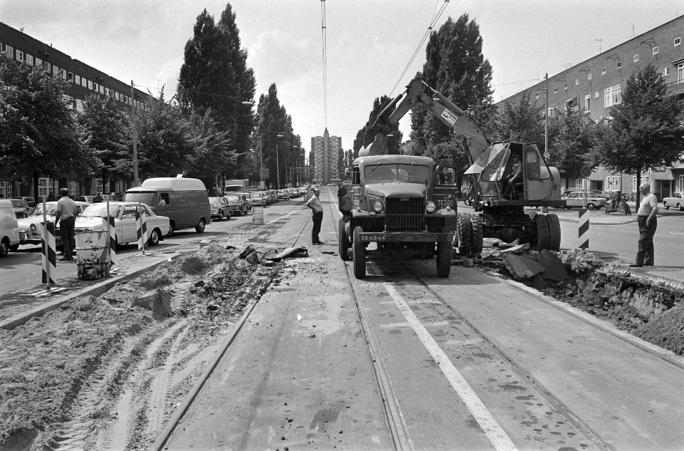 Werkzaamheden voor vrije trambaan op Vrijheidslaan, Amsterdam, Bestanddeelnr 924-7816