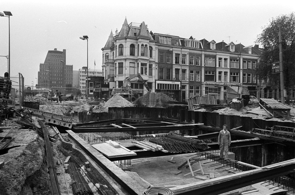 Werkzaamheden metrostation WeesperstraatSurphatistraat met op achtergrond hote, Bestanddeelnr 928-8368