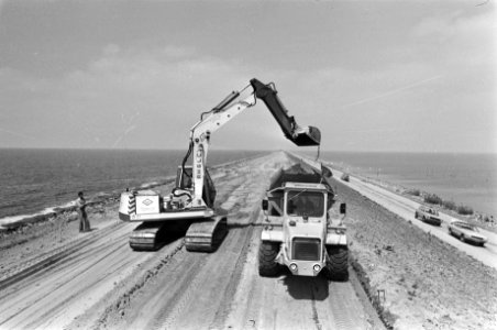Werkzaamheden weg tussen Enkhuizen en Lelystad, graafmachine aan het werk, Bestanddeelnr 928-6548