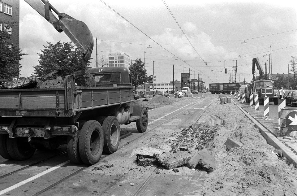 Werkzaamheden voor vrije trambaan op Vrijheidslaan, Amsterdam, Bestanddeelnr 924-7818