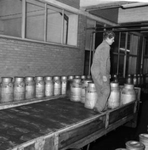Werkzaamheden op melkfabriek, Bestanddeelnr 915-8913