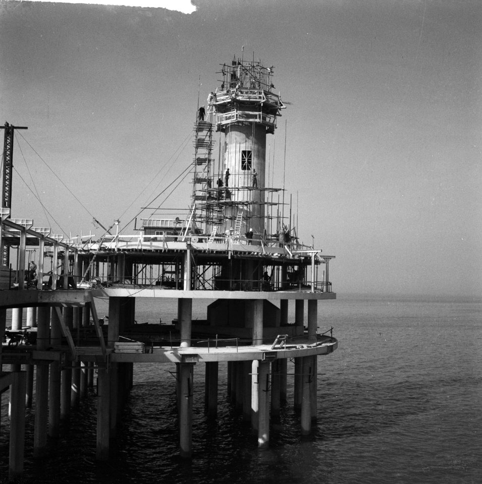 Werkzaamheden pier te Scheveningen Bouw uitkijktoren op de pier, Bestanddeelnr 912-3424