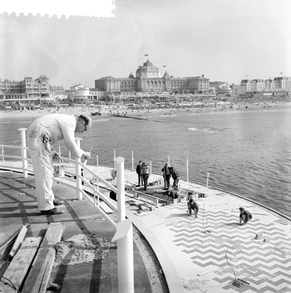 Werkzaamheden pier te Scheveningen. Schilderen van restaurant en wegen betegelen, Bestanddeelnr 934-6342