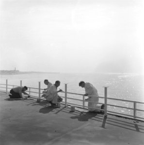 Werkzaamheden pier te Scheveningen Schilderen van restaurant en wegen betegelen, Bestanddeelnr 912-3420