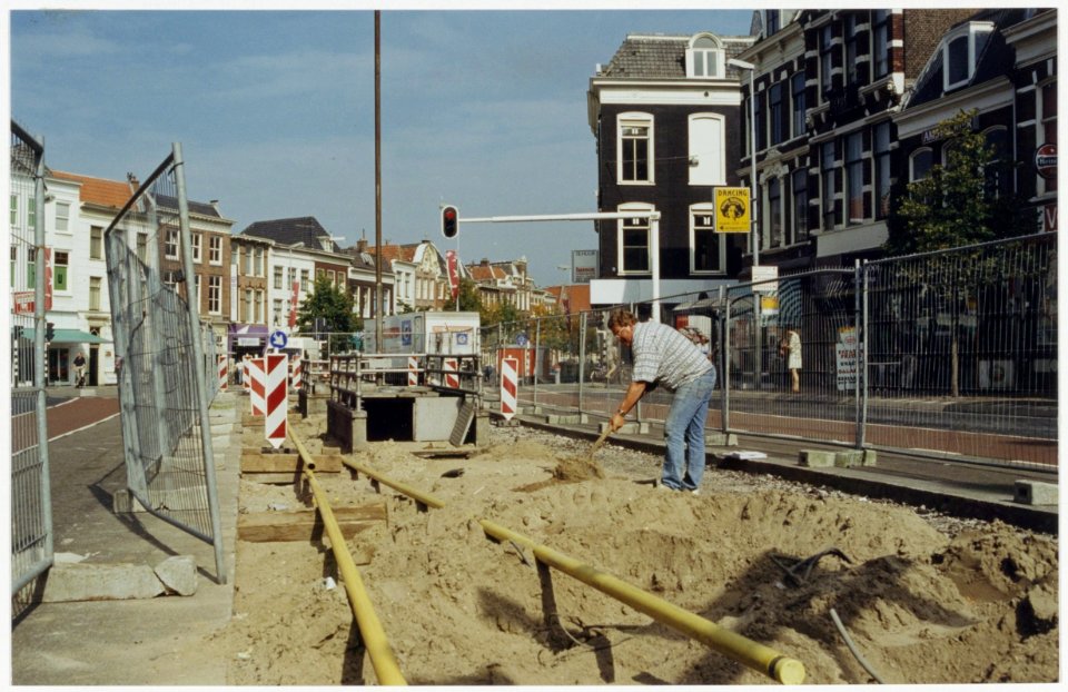 Werkzaamheden t.b.v. de bouw van het Monument van de 20ste eeuw. Het monument is een geschenk van het bedrijfsleven aan de jarige stad (Haarlem 750 jaar), op initiatief van de Stichting Mill, NL-HlmNHA 54036026