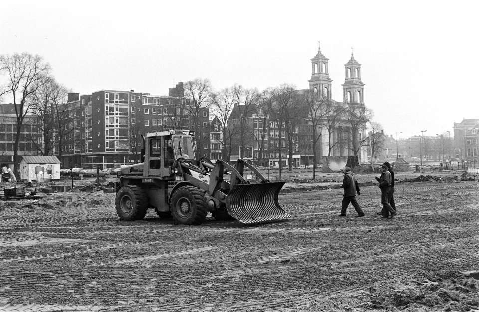 Werkzaamheden op het Amsterdamse waterlooplein, een machine is bezig om de grond, Bestanddeelnr 931-3563
