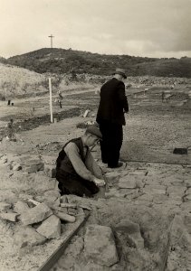 Werkzaamheden op de Erebegraafplaats tijdens de aanleg. Aangekocht in 1977 van fotograaf C. de Boer. Identificatienummer 54-004744, NL-HlmNHA 1478 25900 K 38