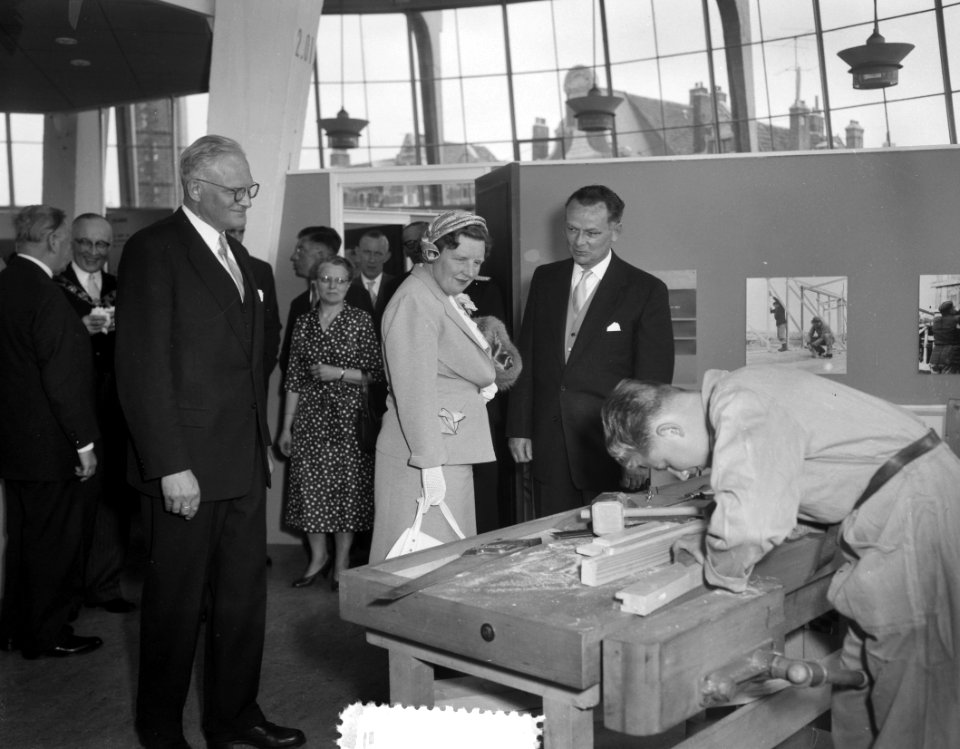Werkbezoek Koningin aan Rotterdam (Bouwcentrum), Bestanddeelnr 907-7656