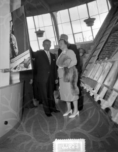 Werkbezoek Koningin aan Rotterdam (Bouwcentrum), Bestanddeelnr 907-7652