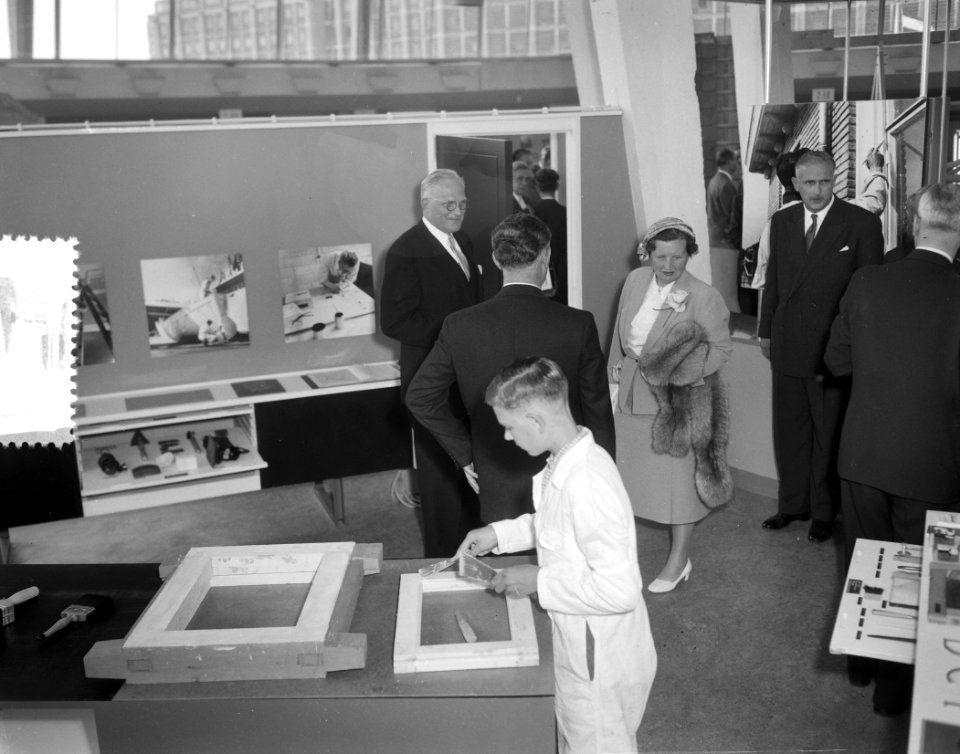 Werkbezoek Koningin aan Rotterdam (Bouwcentrum), Bestanddeelnr 907-7655