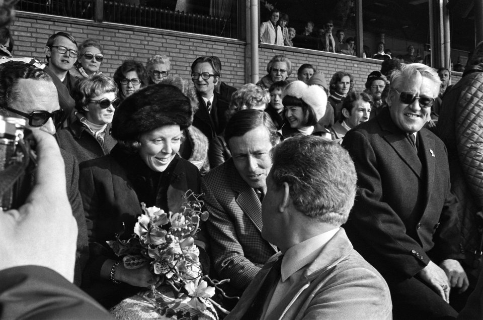 Wereldkampioenschappen schaatsen in Heerenveen Claus en Beatrix op tribune, voo, Bestanddeelnr 928-4384