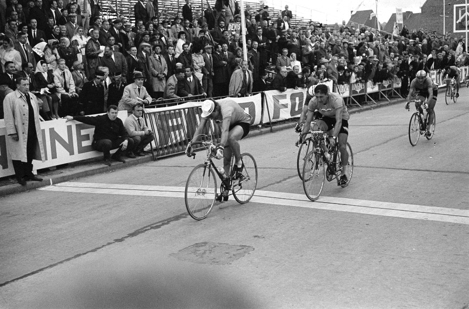 Wereldkampioenschappen wielrennen te Ronse Amateurs Gerben Karstens won sprint, Bestanddeelnr 915-4172