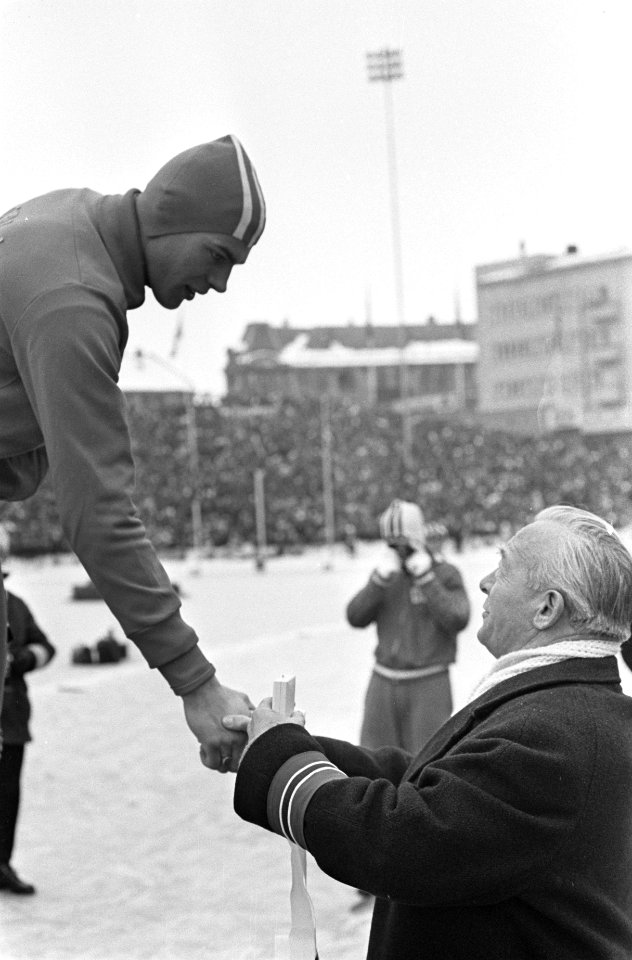 Wereldkampioenschappen schaatsen in Oslo, Ard Schenk krijgt medaille om, Bestanddeelnr 920-0668
