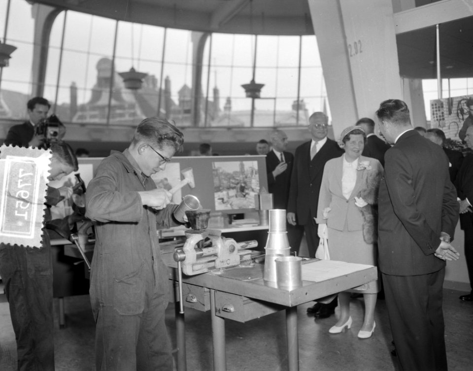 Werkbezoek Koningin aan Rotterdam (Bouwcentrum), Bestanddeelnr 907-7651