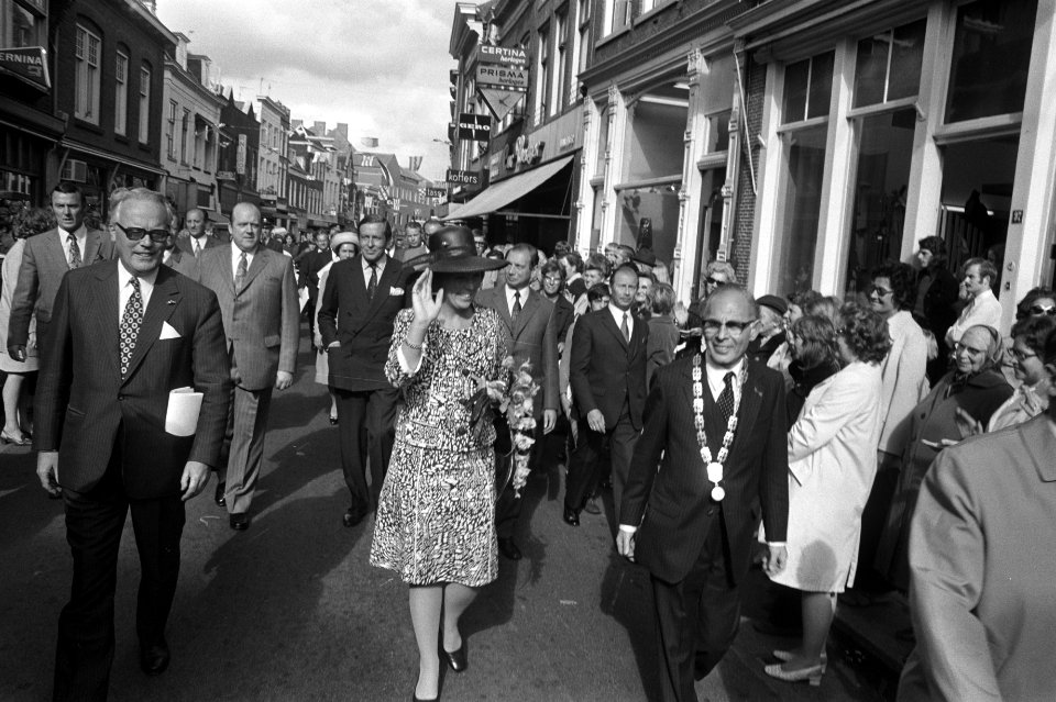 Werkbezoek Beatrix en Claus aan provincie Utrecht, Beatrix en Claus tijdens wand, Bestanddeelnr 925-8252