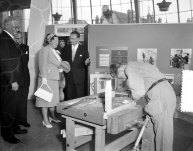 Werkbezoek Koningin aan Rotterdam (Bouwcentrum), Bestanddeelnr 907-7654