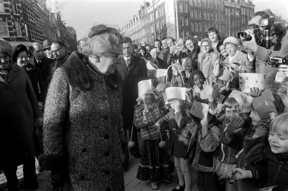 Werkbezoek HM aan A'dam koningin Juliana krijgt bezwaarschrift aangeboden namen, Bestanddeelnr 927-7688