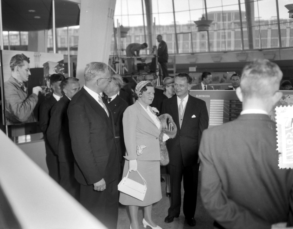 Werkbezoek Koningin aan Rotterdam (Bouwcentrum), Bestanddeelnr 907-7657