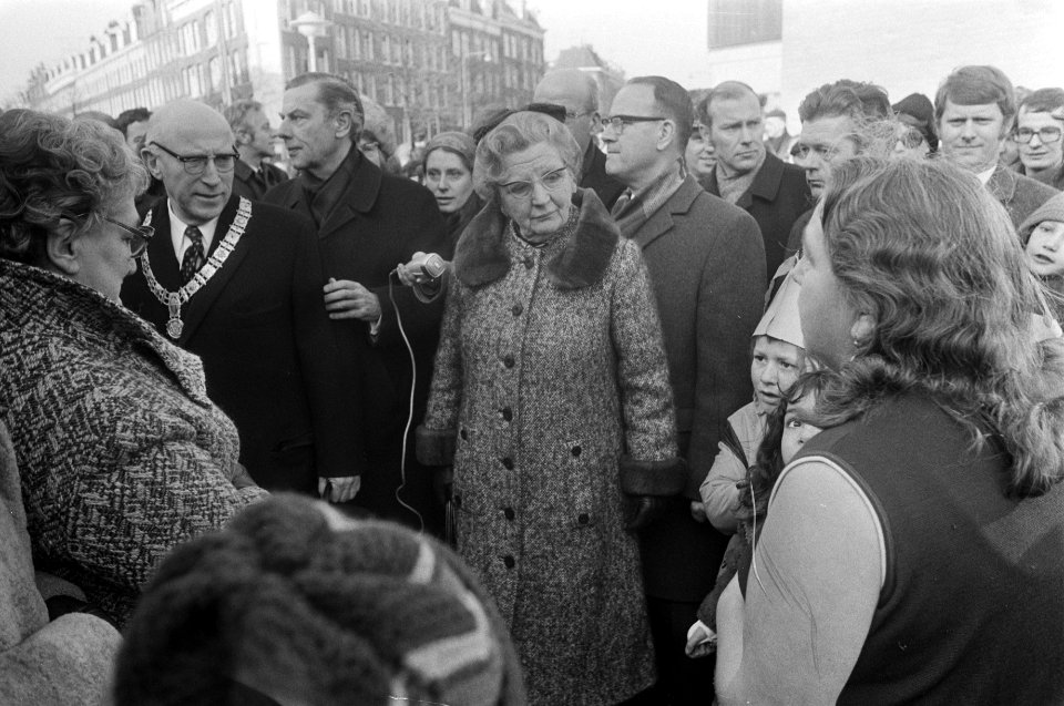 Werkbezoek HM aan A'dam HM spreekt met buurtbewoonsters, l Samkalden, Bestanddeelnr 927-7690